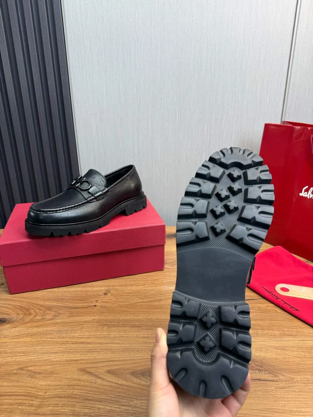 Men's shoes 💰880💰 Ferragamo. [Ferragamo] men's thick-soled loafers, the latest hot style, 1:1 original purchase quality, top quality, imported open-edge beaded cowhide leather on the upper, hand-made three-dimensional stitching highlights the round toe design, the inner foot pads are all imported cowhide, with original lightweight foam outsole, matching code 39-44, (38, 45 custom-made, non-refundable)